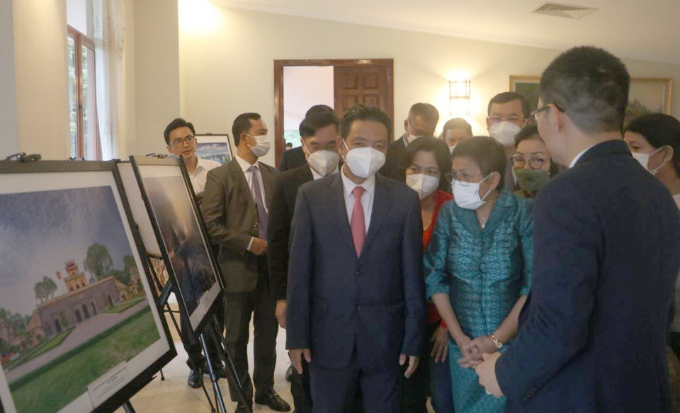 Thứ trưởng Văn hóa, Thể thao và Du lịch Việt Nam Hoàng Đạo Cương và Bộ trưởng Văn hóa và Nghệ thuật Campuchia Phoeurng Sackona tại lễ khai mạc Tuần Văn hóa Việt Nam tại Campuchia năm 2022(Ảnh: Nguyễn Vũ Hùng/TTXVN)