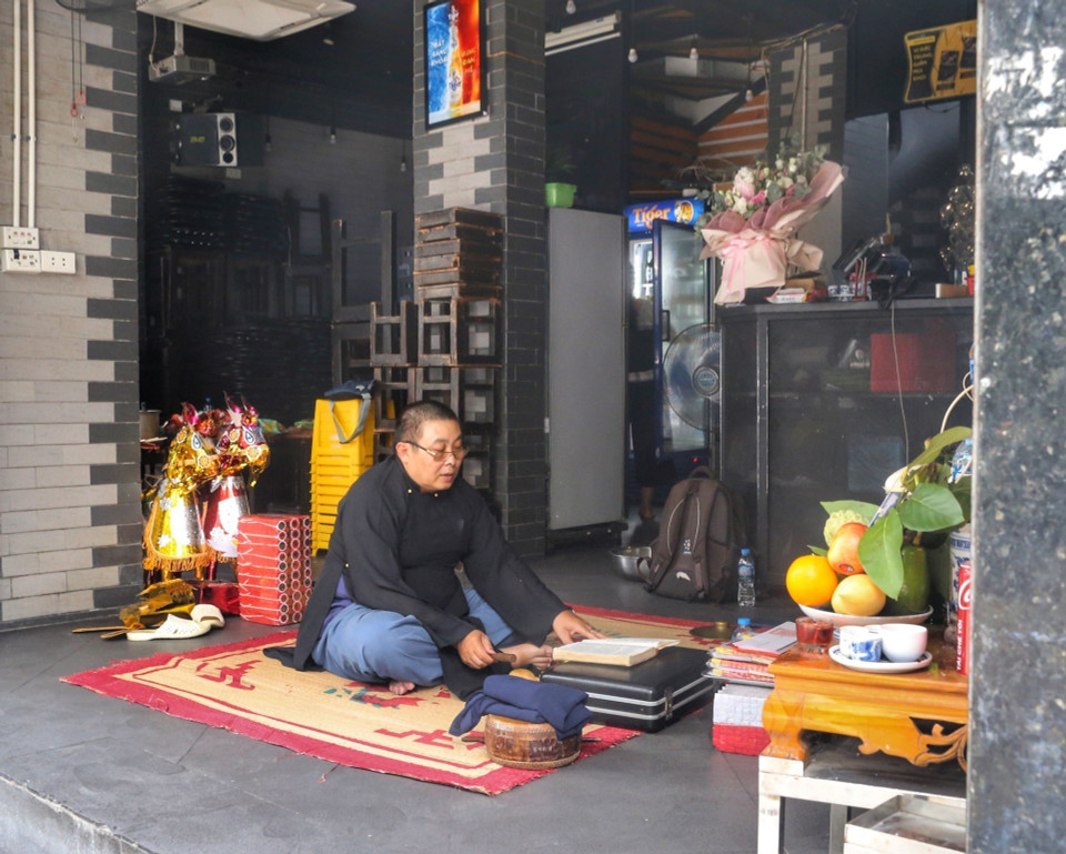 Một gia đình trên phố Lương Ngọc Quyến làm lễ cúng.(Ảnh: Tuấn Đức/TTXVN)