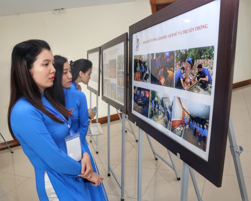 Các đại biểu xem ảnh trưng bày tại Đại hội. (Ảnh: Tuấn Đức/TTXVN)