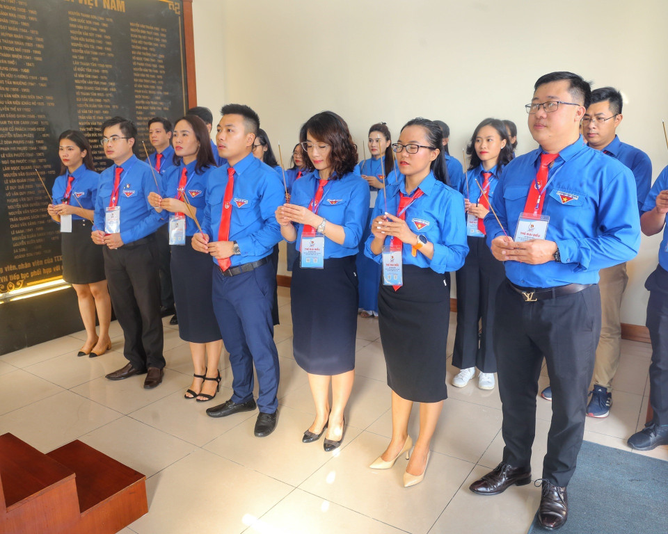 Đoàn Thanh niên TTXVN thắp hương tưởng nhớ các Liệt sỹ, nhà báo TTXVN. (Ảnh: Tuấn Đức/TTXVN)