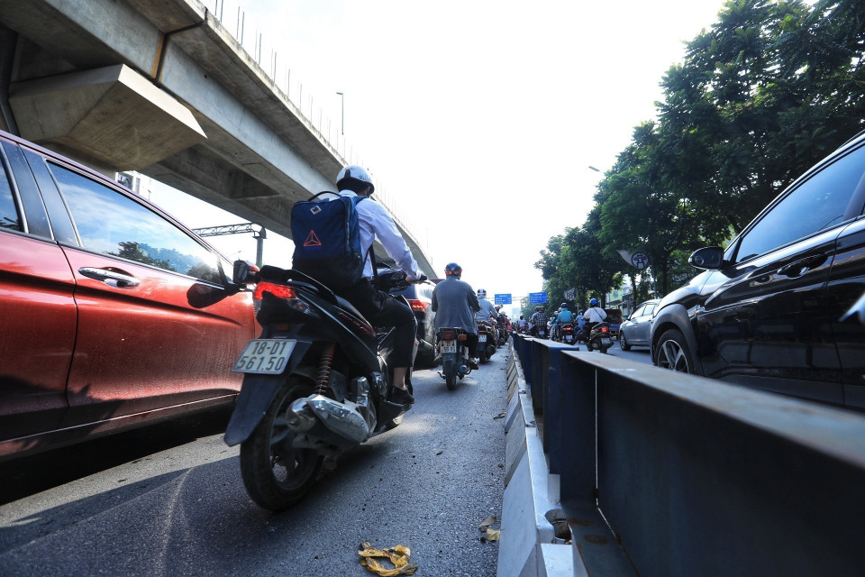 Vẫn còn nhiều người tham gia giao thông không đi theo làn đường quy định.(Ảnh: Tuấn Anh/TTXVN)