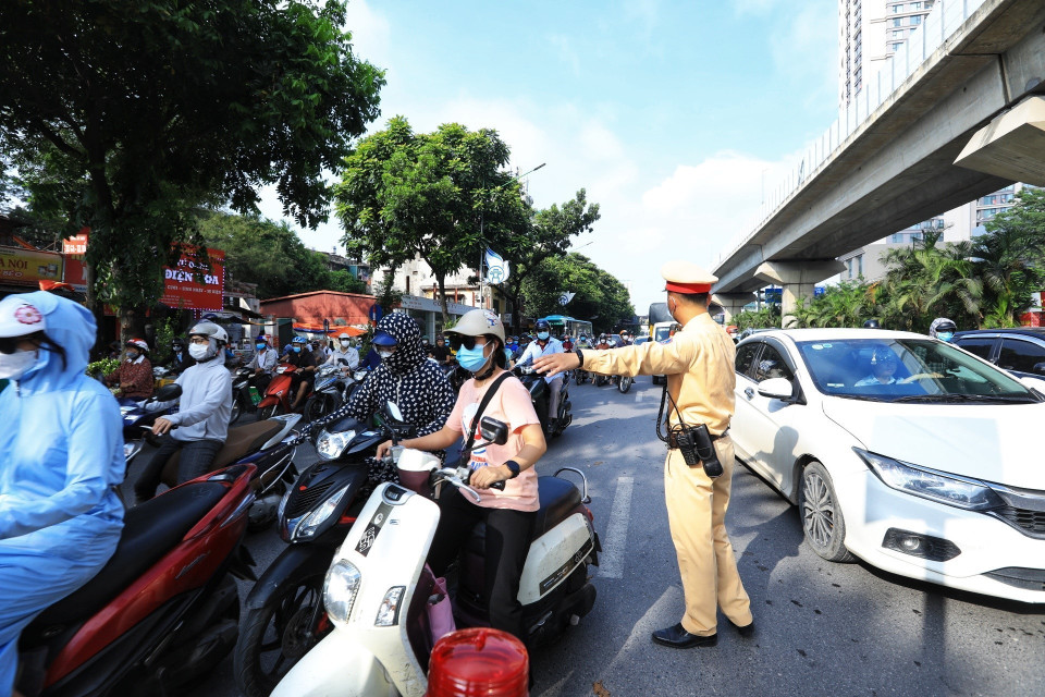 Lực lượng Cảnh sát giao thông hướng dẫn người dân đi theo làn đường quy định. (Ảnh: Tuấn Anh/TTXVN)
