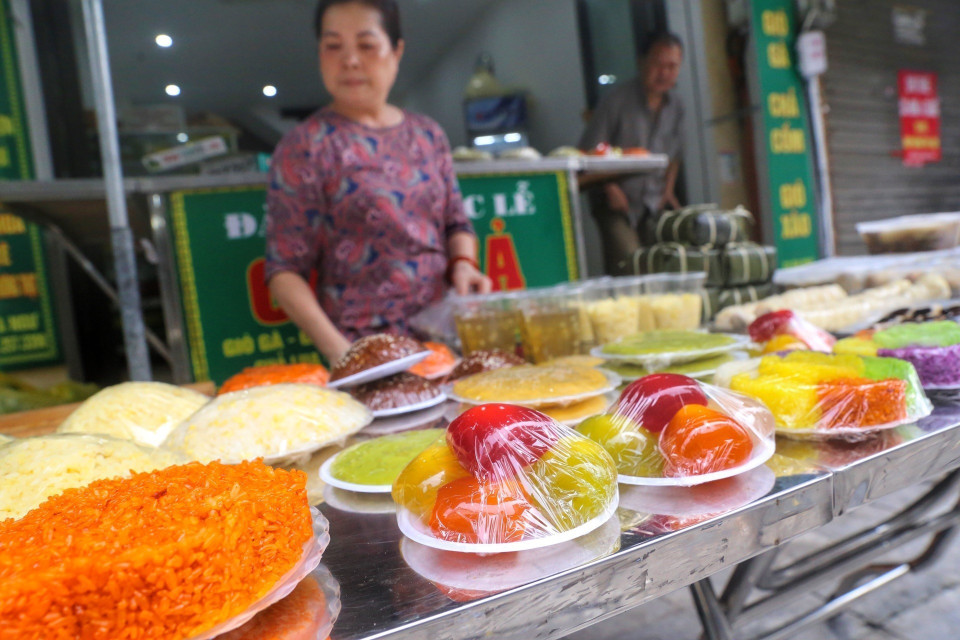 Các loại xôi là món không thể thiếu trong mâm cúng lễ Vu Lan. (Ảnh: Tuấn Đức/TTXVN)