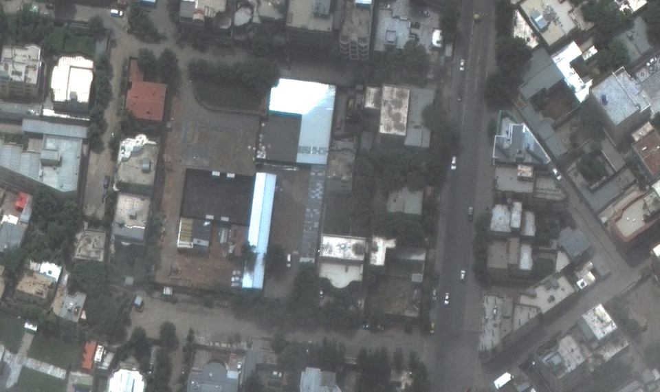 Ngày 1/8/2022, truyền thông Mỹ dẫn các nguồn thạo tin cho biết Ayman al-Zawahiri, thủ lĩnh mạng lưới khủng bố quốc tế Al-Qaeda, đã bị tiêu diệt tại nhà riêng ở thủ đô Kabul của Afghanistan (ảnh, giữa, phía dưới), trong một trận không kích bằng máy bay không người lái hôm 30/7, do Cơ quan Tình báo Trung ương Mỹ (CIA) tiến hành. Đây là đòn nặng nhất giáng vào Al-Qaeda, sau khi thủ lĩnh của nhóm này là Osama bin Laden bị tiêu diệt ở Pakistan hồi năm 2011. (Ảnh: AFP/TTXVN)