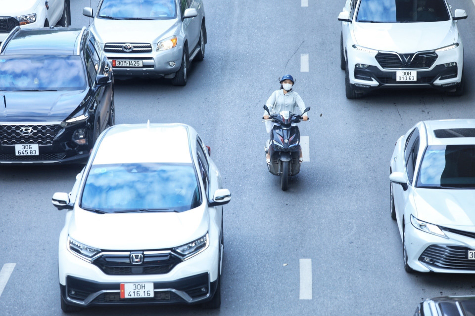 Vẫn còn nhiều người tham gia giao thông không đi theo làn đường quy định.(Ảnh: Tuấn Anh/TTXVN)