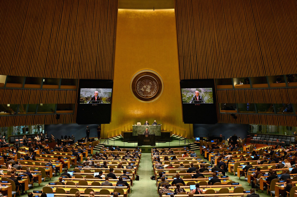 Ngày 1/8/2022, Tổng Thư ký LHQ Antonio Guterres cảnh báo rằng thế giới phải đối mặt với một mối nguy hiểm hạt nhân chưa từng thấy kể từ thời kỳ đỉnh cao của Chiến tranh Lạnh" và "chỉ cần một tính toán sai lầm cũng sẽ dẫn tới huỷ diệt hạt nhân. Phát biểu của ông Guterres được đưa ra tại Hội nghị đánh giá Hiệp ước không phổ biến vũ khí hạt nhân (NPT) lần thứ 10 (ảnh), một hiệp ước quốc tế có hiệu lực vào năm 1970 để ngăn chặn sự phổ biến vũ khí hạt nhân. (Ảnh: AFP/TTXVN)