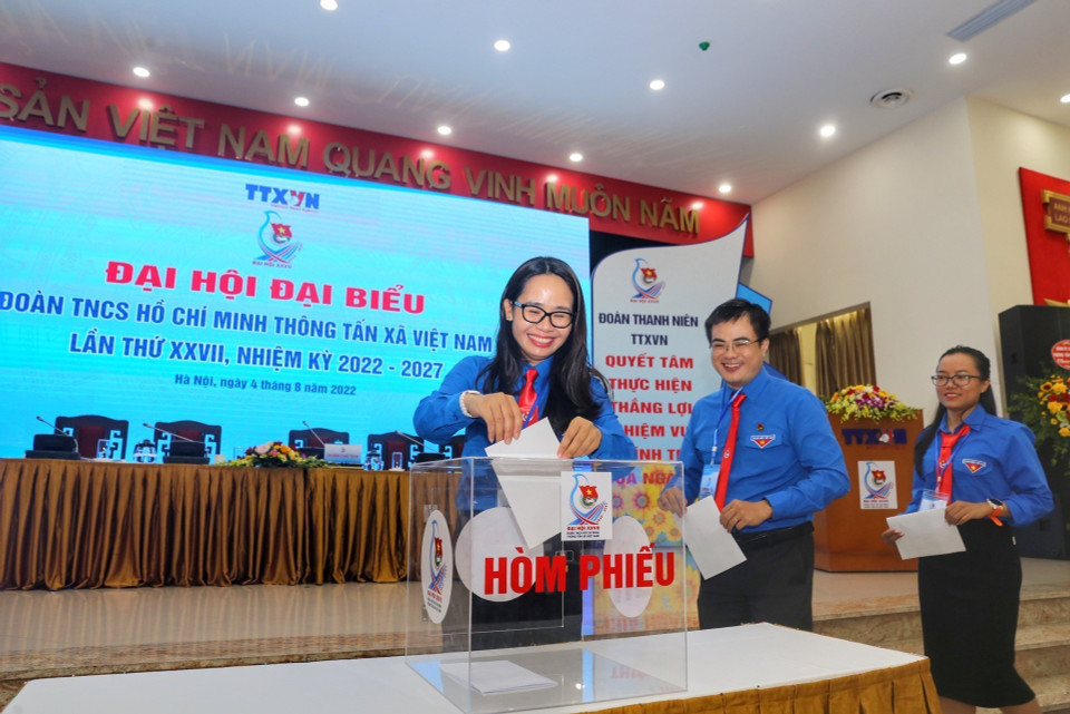Các đại biểu bỏ phiếu bầu Ban Chấp hành Đoàn Thanh niên TTXVN nhiệm kỳ 2022-2027. (Ảnh: Tuấn Đức/TTXVN)