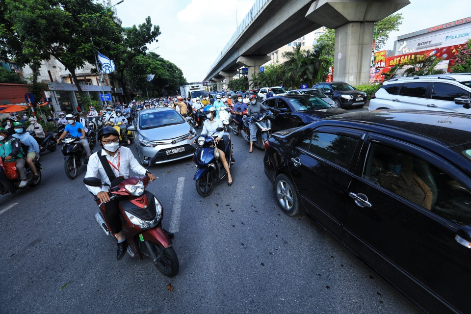 Vẫn còn nhiều người tham gia giao thông không đi theo làn đường quy định.(Ảnh: Tuấn Anh/TTXVN)