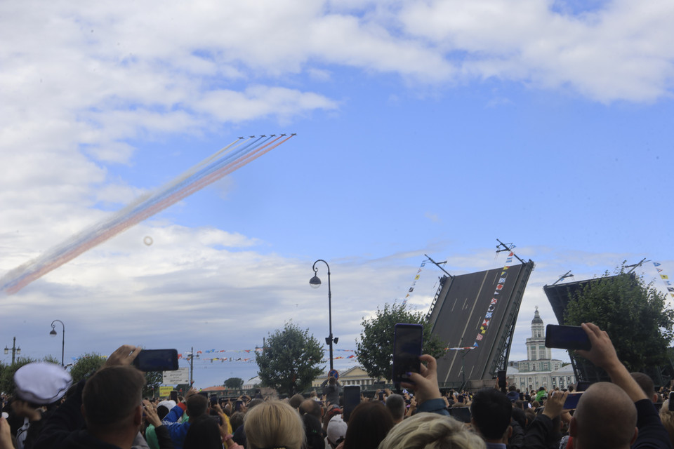 Biên đội máy bay Su-25 khép lại màn duyệt binh các lực lượng không quân Hải quân Nga.(Ảnh: Trần Hiếu/TTXVN)