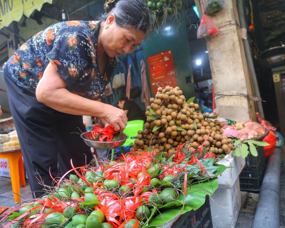 Đa dạng các sản phẩm phục vụ mùa lễ Vũ Lan. (Ảnh: Tuấn Đức/TTXVN)
