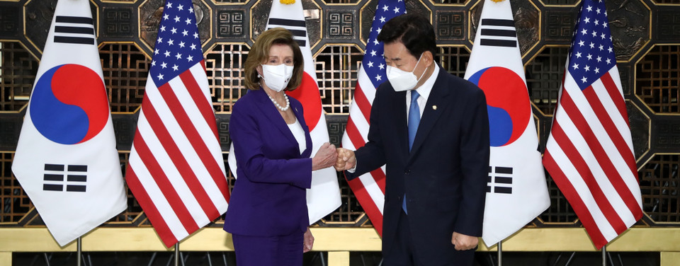 Chủ tịch Hạ viện Mỹ Nancy Pelosi ngày 1/8/2022 đã bắt đầu chuyến công du khu vực châu Á-Thái Bình Dương, với các điểm dừng tại Singapore, Malaysia, Hàn Quốc và Nhật Bản. Phái đoàn của Chủ tịch Pelosi sẽ tiến hành các cuộc họp cấp cao với lãnh đạo các nước, thảo luận vấn đề an ninh chung, quan hệ đối tác kinh tế ở khu vực Ấn Độ Dương-Thái Bình Dương, cách thức các nước có thể thúc đẩy hơn nữa những lợi ích và giá trị chung. Trong ảnh: Chủ tịch Hạ viện Mỹ Nancy Pelosi (trái) trong cuộc gặp Chủ tịch Quốc hội Hàn Quốc Kim Jin-pyo tại Seoul, ngày 4/8. (Ảnh: AFP/TTXVN)