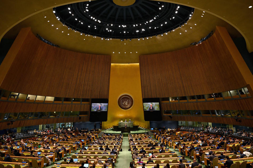 Ngày 1/8/2022, Tổng Thư ký LHQ Antonio Guterres cảnh báo rằng thế giới phải đối mặt với một mối nguy hiểm hạt nhân chưa từng thấy kể từ thời kỳ đỉnh cao của Chiến tranh Lạnh" và "chỉ cần một tính toán sai lầm cũng sẽ dẫn tới huỷ diệt hạt nhân. Phát biểu của ông Guterres được đưa ra tại Hội nghị đánh giá Hiệp ước không phổ biến vũ khí hạt nhân (NPT) lần thứ 10 (ảnh), một hiệp ước quốc tế có hiệu lực vào năm 1970 để ngăn chặn sự phổ biến vũ khí hạt nhân. (Ảnh: AFP/TTXVN)