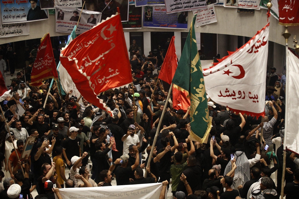 10 tháng sau cuộc bầu cử Quốc hội, bất ổn chính trị tại Iraq đã trở nên trầm trọng hơn do các cuộc biểu tình diễn ra ở tòa nhà Quốc hội Iraq (ảnh), nhằm phản đối việc đề cử ông Mohammed Shia al-Sudani vào vị trí Thủ tướng nước này. Đây là thách thức mới nhất trong bối cảnh quốc gia giàu dầu mỏ này vẫn đang chìm trong khủng hoảng chính trị, kinh tế-xã hội và cần sự nỗ lực đối thoại chính trị để xoa dịu căng thẳng. (Ảnh: AFP/TTXVN)