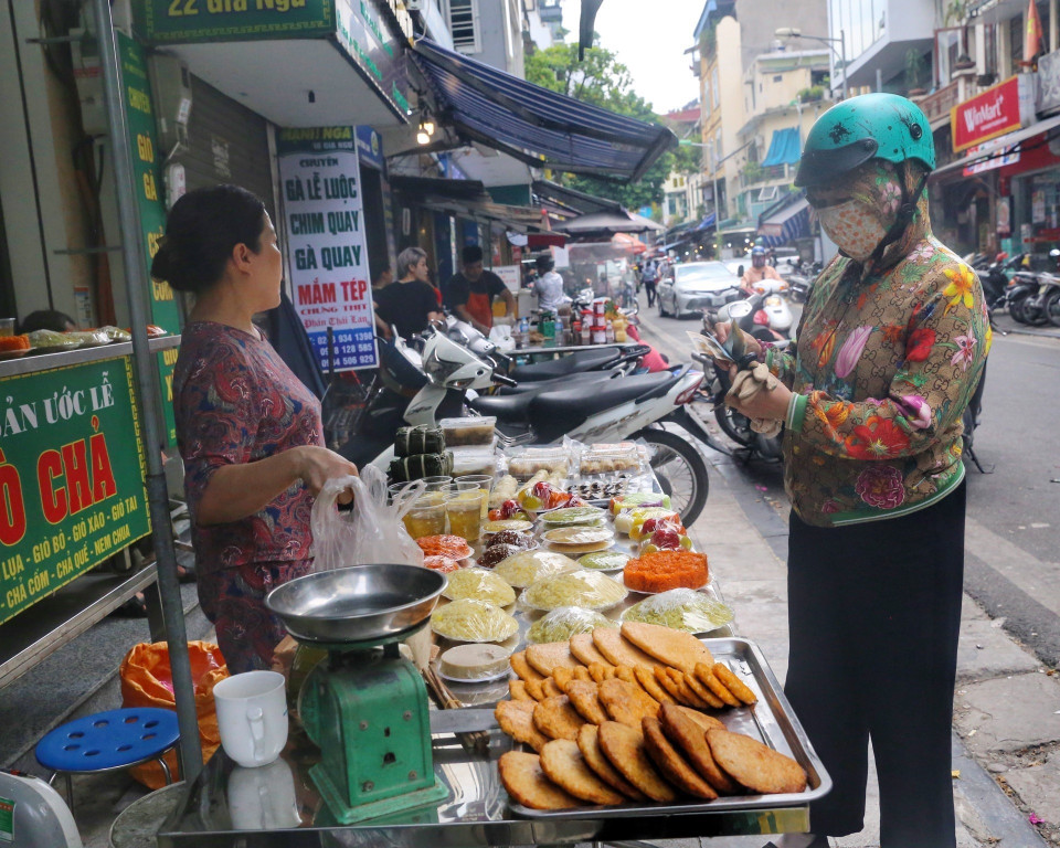 Người dân mua đồ cúng lễ Vu Lan. (Ảnh: Tuấn Đức/TTXVN)