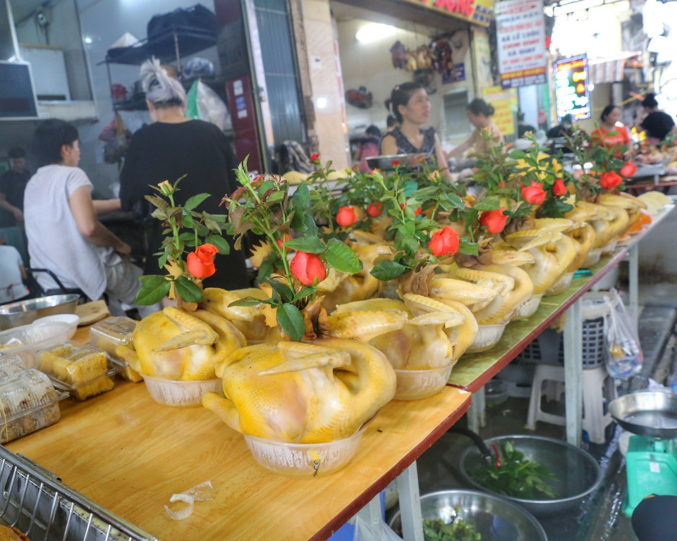 Giá gà nguyên con dao động từ 230.000 - 240.000 đồng/con tại chợ Hàng Bè. (Ảnh: Tuấn Đức/TTXVN)