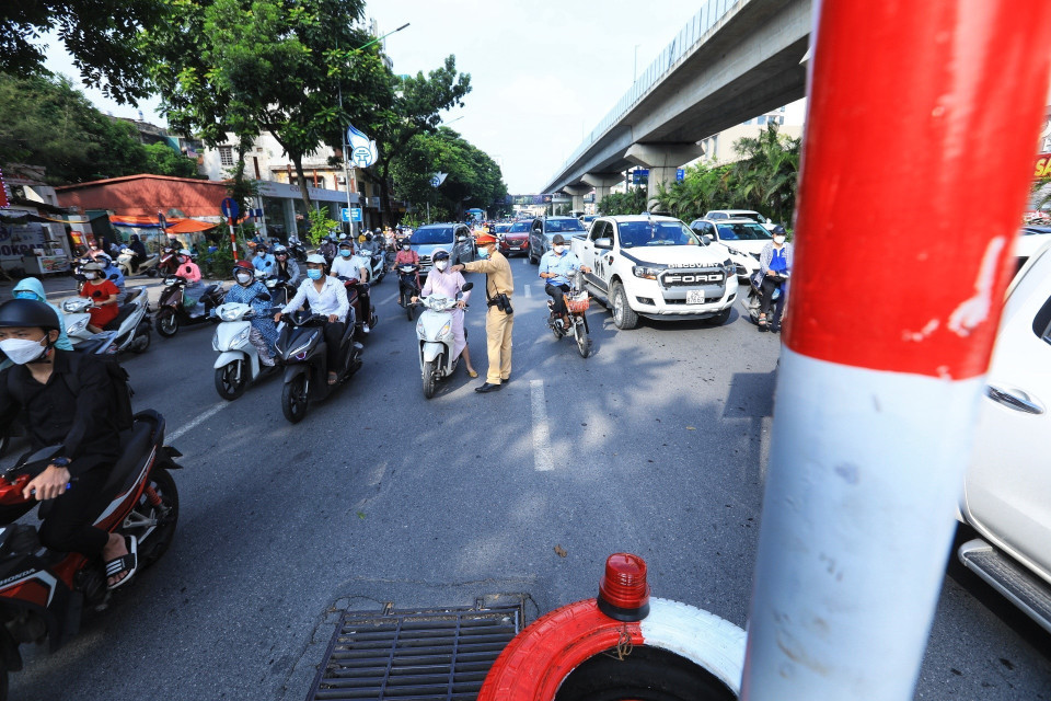 Lực lượng Cảnh sát giao thông hướng dẫn người dân đi theo làn đường quy định. (Ảnh: Tuấn Anh/TTXVN)
