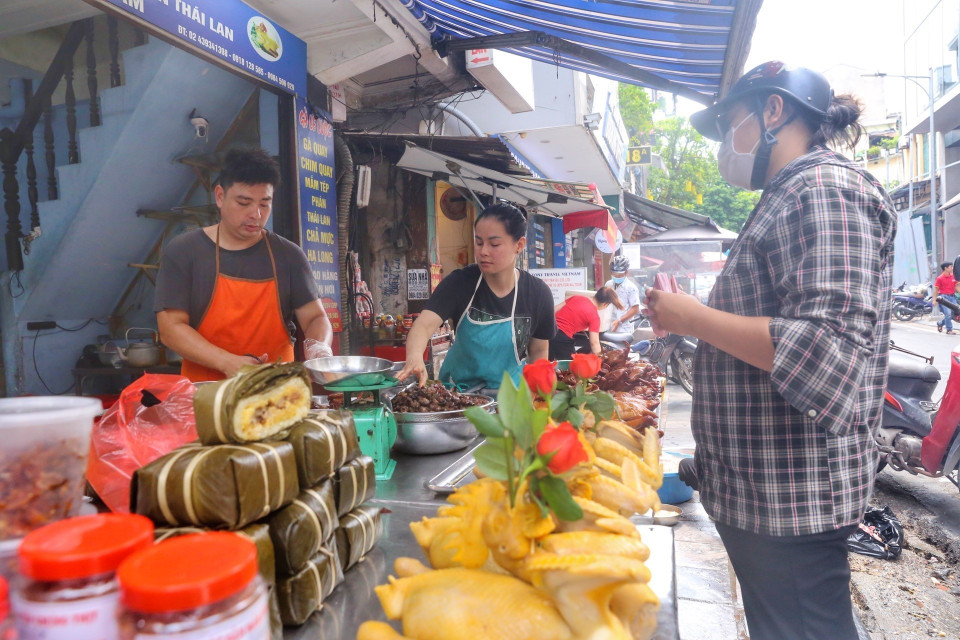 Người dân mua đồ cúng lễ Vu Lan tại chợ Hàng Bè.(Ảnh: Tuấn Đức/TTXVN)