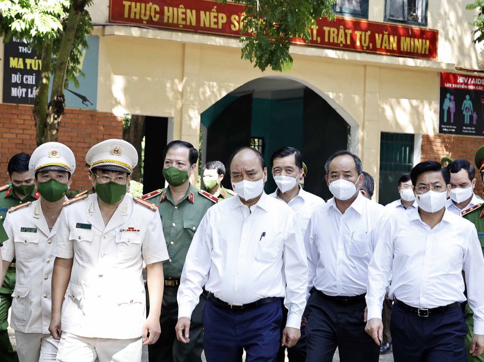 Chủ tịch nước Nguyễn Xuân Phúc kiểm tra công tác xét đặc xá 2021 tại Trại giam Ngọc Lý. (Ảnh: Thống Nhất/TTXVN)