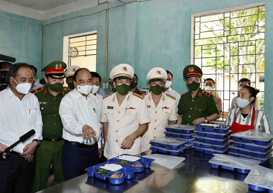 Chủ tịch nước Nguyễn Xuân Phúc thăm bếp ăn dành cho phạm nhân tại Trại giam Ngọc Lý. (Ảnh: Thống Nhất/TTXVN)