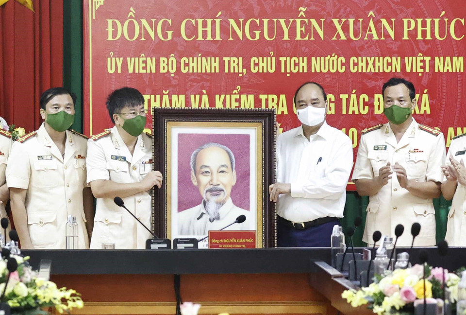 Chủ tịch nước Nguyễn Xuân Phúc tặng chân dung Chủ tịch Hồ Chí Minh cho Ban giám thị Trại giam Ngọc Lý. (Ảnh: Thống Nhất/TTXVN)