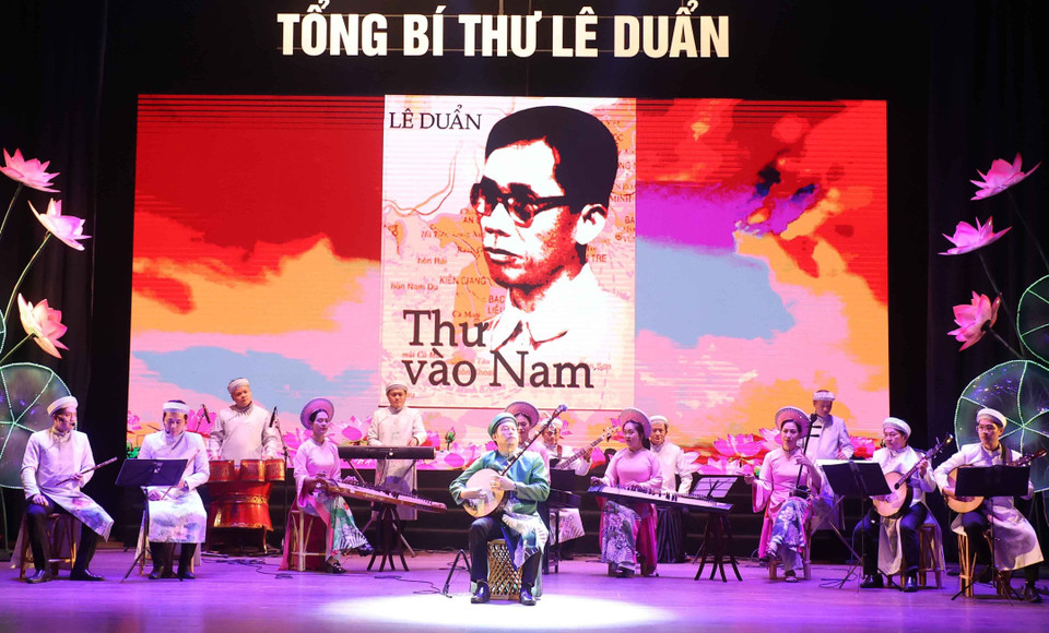 Chương trình Nghệ thuật tưởng nhớ Tổng Bí thư Lê Duẩn nhân kỷ niệm 37 năm ngày mất (10/7/1986-10/7/2023). (Ảnh: Thống Nhất/TTXVN)