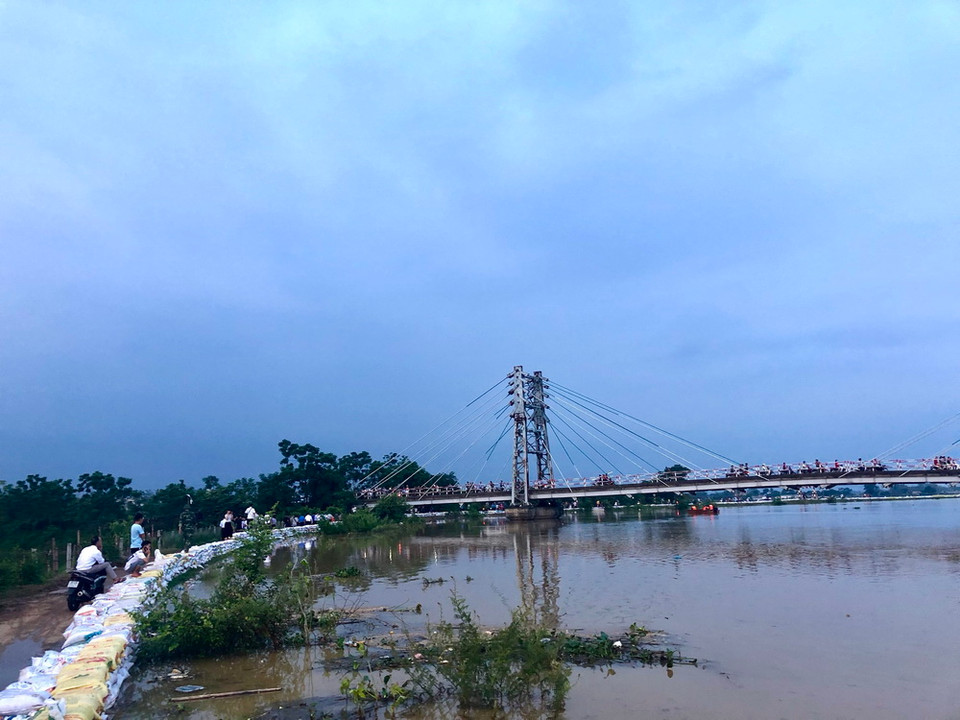 Một đoạn đê thuộc huyện Chương Mỹ được xếp bao cát chống tràn. (Ảnh: Minh Nghĩa/TTXVN)