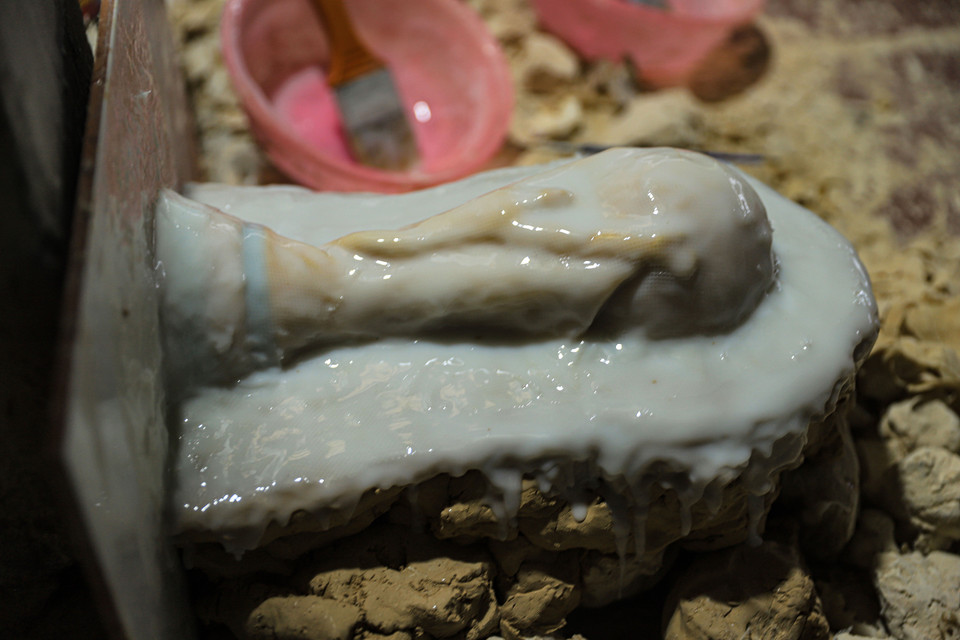 Những chiếc cúp vàng World Cup được chế tác bằng dung dịch thạch cao, pha đất sét và một số vật liệu khác tạo độ bền, sau đó chất liệu được làm nhuyễn và đổ vào khuôn tạo đông kết. (Ảnh: Việt Anh/Vietnam+)