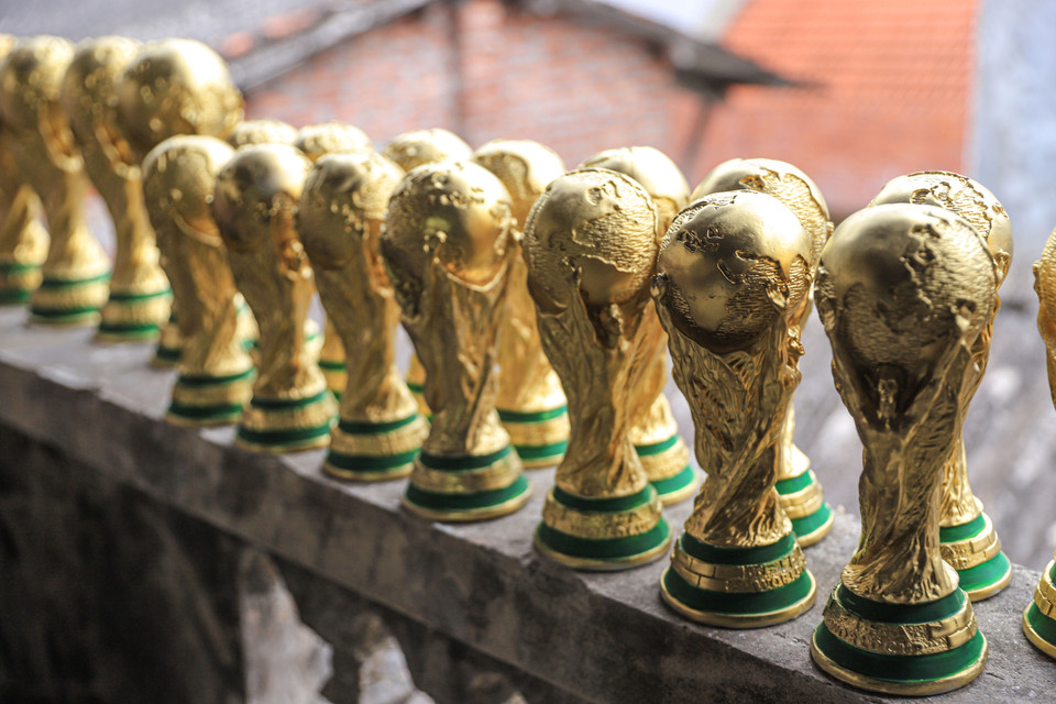 Những chiếc cúp vàng sẽ được phơi khô từ hai đến ba ngày trước khi đóng gói và vận chuyển cho khách hàng. (Ảnh: Việt Anh/Vietnam+)