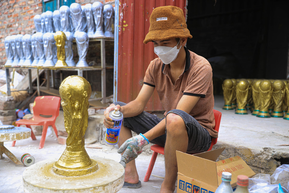 Chưa đầy một tuần trước ngày khai mạc (20/11) vòng chung kết World Cup 2022, nhiều cơ sở sản xuất gốm tại xã Bát Tràng (huyện Gia Lâm, Hà Nội) đang tất bật sản xuất mô hình Cup vàng thế giới để phục vụ nhu cầu của người hâm hộ bóng đá. (Ảnh: Việt Anh/Vietnam+)