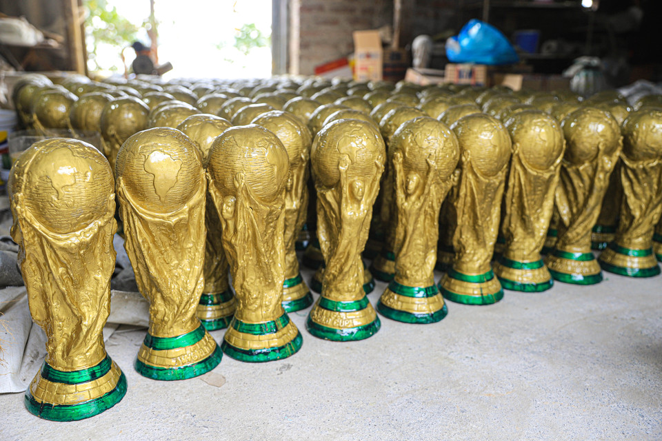 Bắt đầu những công đoạn chuẩn bị từ tháng Chín, hiện nay cơ sở gốm Nhật Nga (xóm 1, thôn 1, làng cổ Bát Tràng, huyện Gia Lâm, Hà Nội) đã cho ra lò hơn 5.000 chiếc cup vàng làm từ thạch cao, sẵn sàng phục vụ các tín đồ túc cầu giáo. (Ảnh: Việt Anh/Vietnam+)