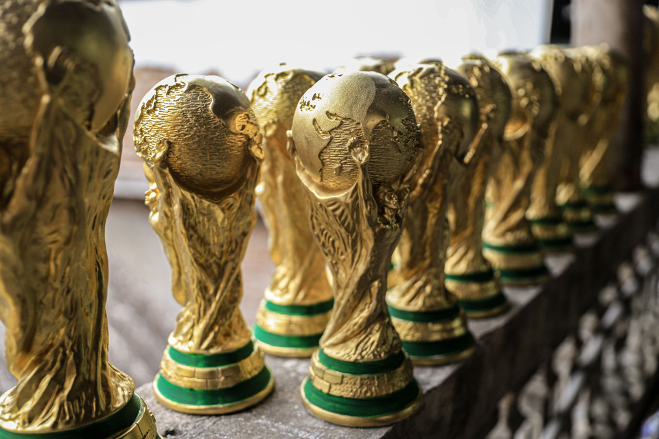 Các chủ cơ sở sản xuất tại Bát Tràng kỳ vọng, những sản phẩm cúp vàng sẽ là món quà tinh thần, đồng hành với niềm đam mê trái bóng tròn của người hâm mộ trong dịp vòng chung kết World Cup năm nay. (Ảnh: Việt Anh/Vietnam+)