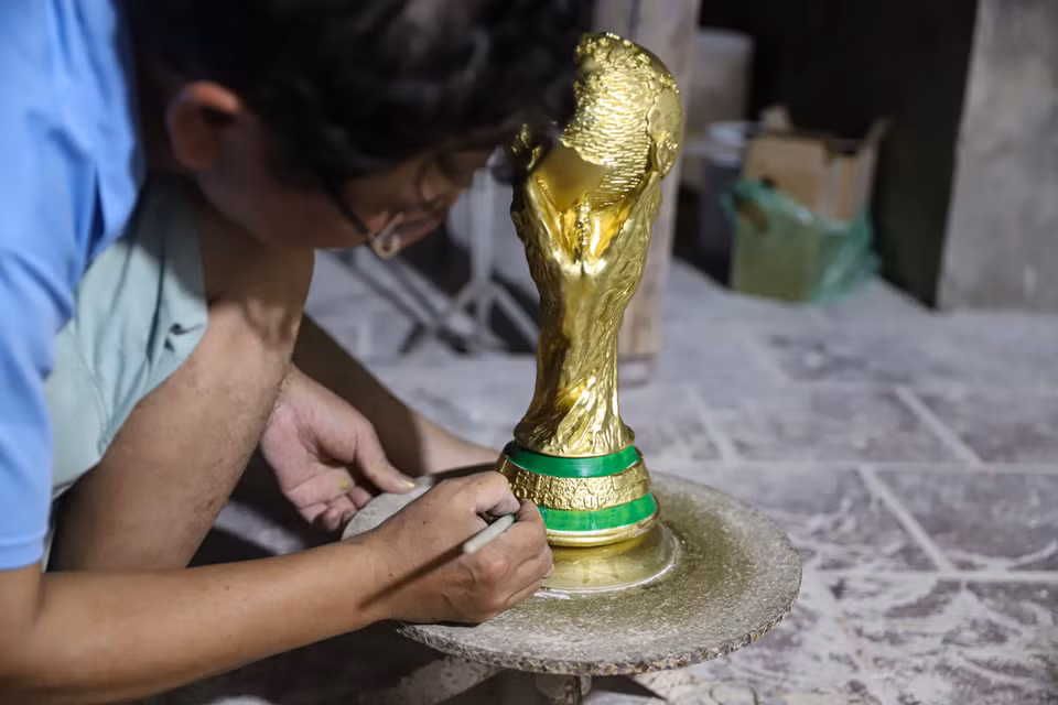 “Mỗi ngày cơ sở của gia đình tôi cho ra lò khoảng 100 tượng cúp vàng. Giá mỗi chiếc từ 100.000 đến 150.000 đồng, tùy theo kích cỡ; mẫu tượng thô để khách hàng mua về tự tô màu có giá từ 25.000 đến 40.000 đồng/chiếc,” ông Hải cho biết. (Ảnh: Việt Anh/Vietnam+)