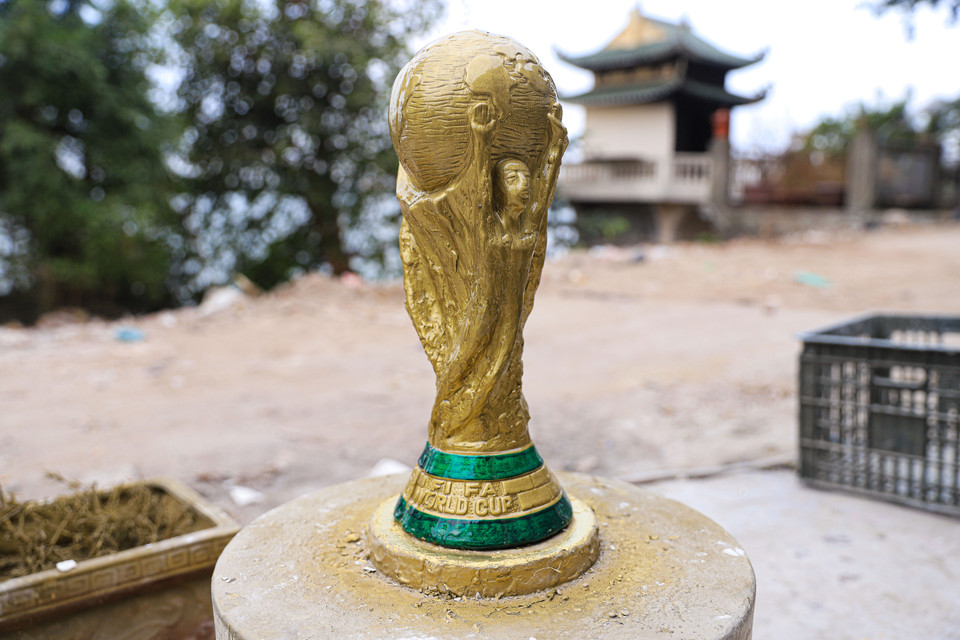 Mỗi chiếc cúp vàng World Cup phiên bản‘Made in Vietnam’ có trọng lượng từ 0,7 đến 1,2 kg, giá bán dao động từ 70.000 đồng đến 100.000 đồng/chiếc. (Ảnh: Việt Anh/Vietnam+)