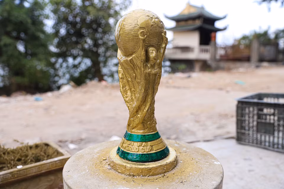 Mỗi chiếc cúp vàng World Cup phiên bản‘Made in Vietnam’ có trọng lượng từ 0,7 đến 1,2 kg, giá bán dao động từ 70.000 đồng đến 100.000 đồng/chiếc. (Ảnh: Việt Anh/Vietnam+)
