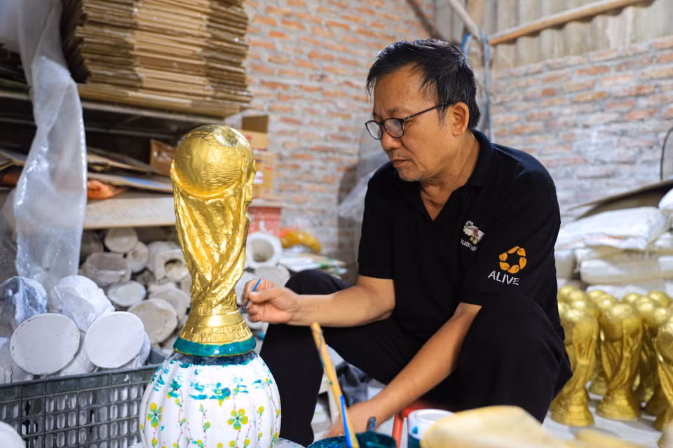 “Đến thời điểm hiện tại, cơ sở chúng tôi đã nhận được hơn 1.000 đơn hàng từ nhiều tỉnh thành trên cả nước. So với những kỳ World Cup được tổ chức vào mùa Hè, không khí ngày hội bóng đá năm nay có phần kém sôi động hơn,” ông Vương Hồng Nhật - chủ cơ sở gốm Nhật Nga chia sẻ. (Ảnh: Việt Anh/Vietnam+)
