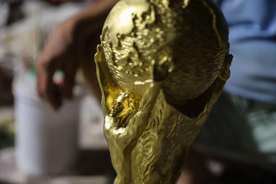 Từng chi tiết nhỏ như khuôn mặt người trên chiếc cúp phiên bản ‘Made in Vietnam’ được những người thợ Bát Tràng tỉ mỉ gọt giũa để cho ra được những sản phẩm chân thực và ‘có hồn’ nhất. (Ảnh: Việt Anh/Vietnam+)