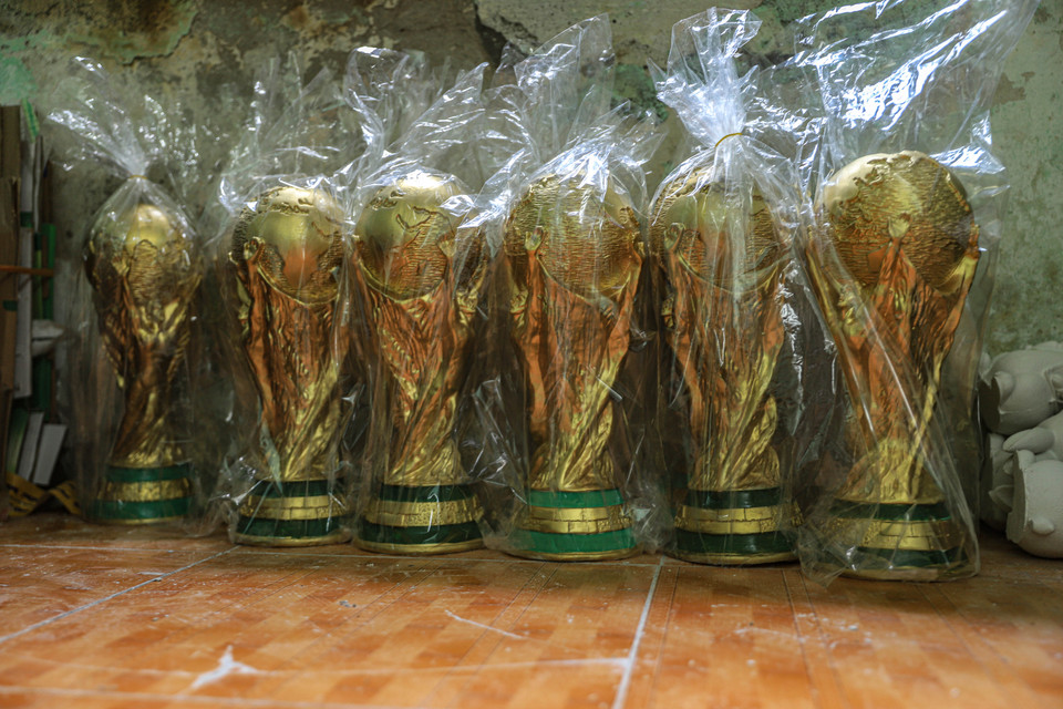 Những chiếc cúp vàng World Cup được đóng gói cẩn thận trước khi vận chuyển đến tay của người hâm mộ. (Ảnh: Việt Anh/Vietnam+)
