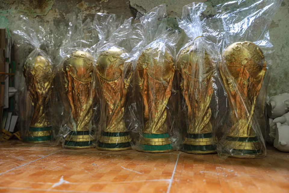 Những chiếc cúp vàng World Cup được đóng gói cẩn thận trước khi vận chuyển đến tay của người hâm mộ. (Ảnh: Việt Anh/Vietnam+)