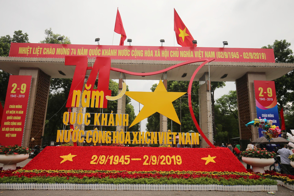 Cổng công viên Thống Nhất được trang hoàng rực rỡ dịp Quốc khánh 2/9. (Ảnh: Văn Nam/TTXVN)