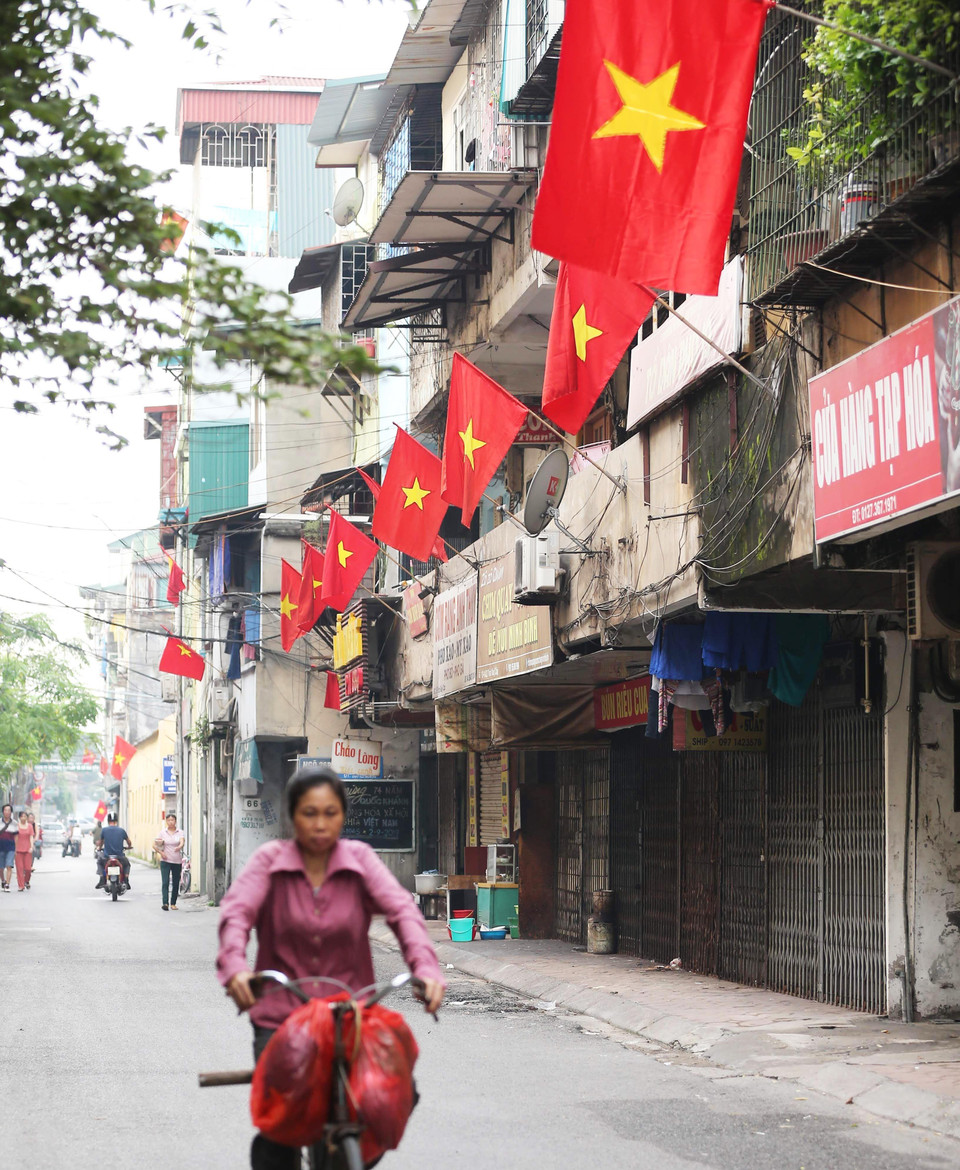 Cờ Tổ quốc được treo trên phố Trần Quý Cáp, quận Đống Đa, sáng 2/9. (Ảnh: Văn Nam/TTXVN)