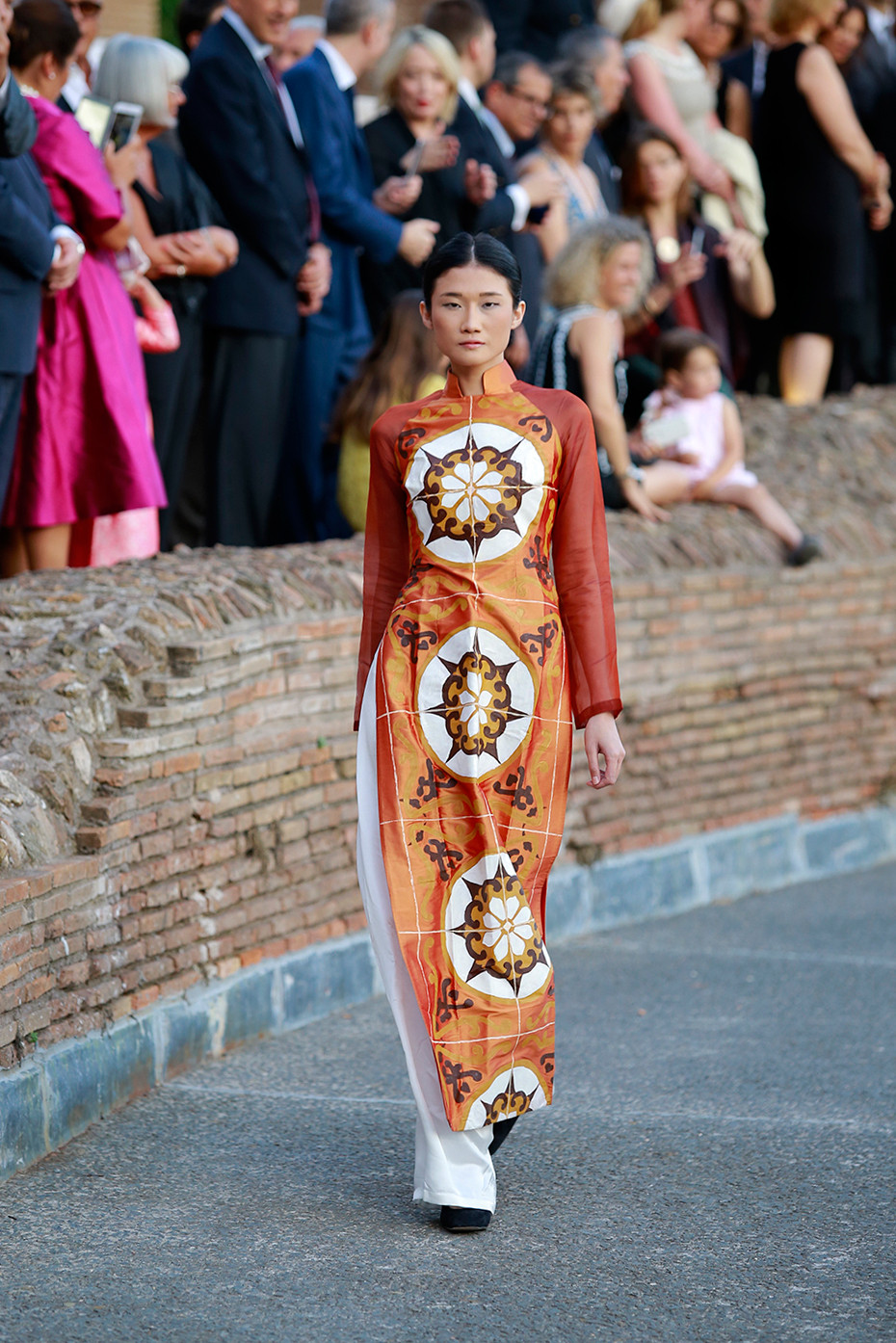 Người mẫu Kha Mỹ Vân tự hào khoác trên mình chiếc áo dài truyền thống.(Ảnh: Chula)