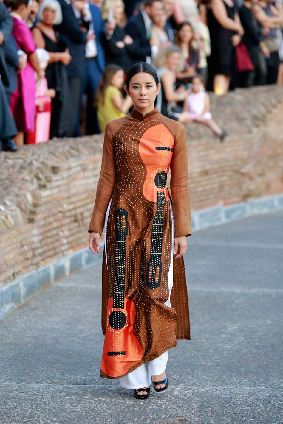 Những đường thêu, hình vẽ thể hiện những giá trị truyền thống của Việt Nam.(Ảnh: Chula)