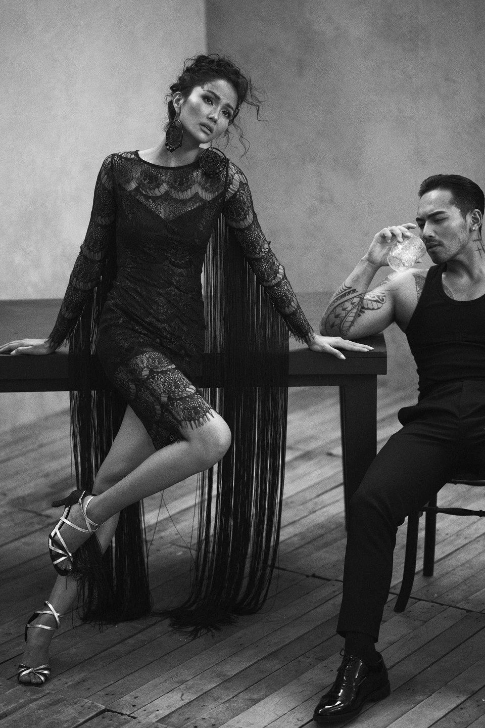 Giai đoạn thứ năm, những rạn nứt trong suy nghĩ khiến mối quan hệ rơi vào bế tắc. Cả hai im lặng khi đối diện nhau, không tìm được tiếng nói chung. Đôi mắt cô gái và người yêu đã không còn cùng nhìn về một hướng. (Ảnh: Vietnam+)