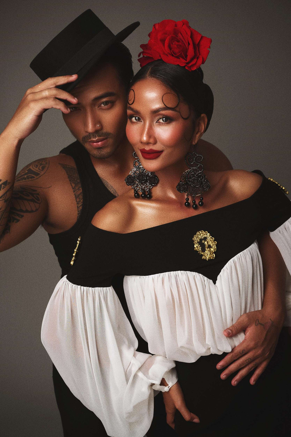 Không chỉ đơn thuần tạo dáng, Hoa hậu H'Hen Niê và người mẫu nam còn thực hiện những động tác mang hơi hướng khiêu vũ nghệ thuật. Do có nền tảng tốt về thể lực, H'Hen Niê không gặp khó khăn khi thực hiện các thế dáng khó, thậm chí cô còn chủ động yêu cầu bạn diễn tăng độ khó hơn nữa. (Ảnh: Vietnam+)