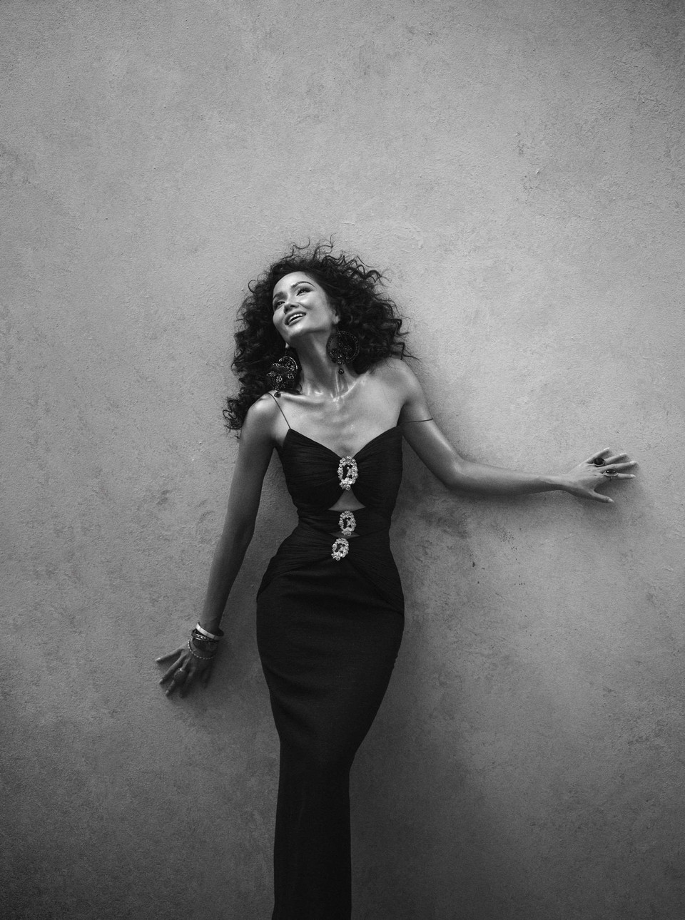 Giai đoạn đầu tiên là hình ảnh một cô nàng độc thân với cá tính mạnh mẽ, cô ấy rơi trạng thái suy nghĩ phân vân: mình có cần tình yêu hay không? Đó cũng là trăn trở của những cô gái thời đại mới, phải lựa chọn giữa tình yêu và sự nghiệp, cái nào mới là quan trọng nhất? (Ảnh: Vietnam+)