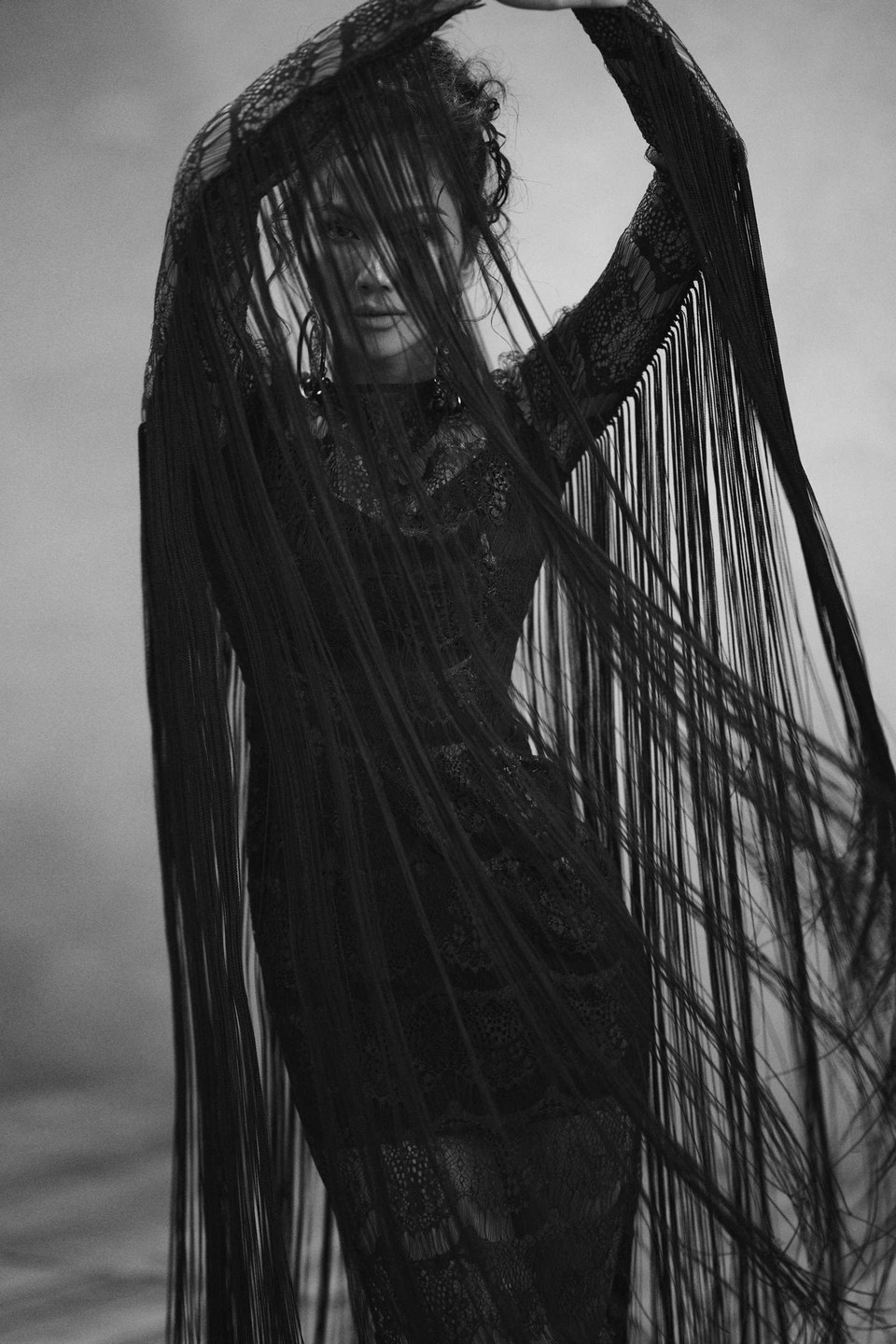 Đôi lúc cô muốn trốn tránh thực tại để quên đi chuyện tình yêu này, những ký ức cũ vẫn hiện diện trong tâm trí. (Ảnh: Vietnam+)