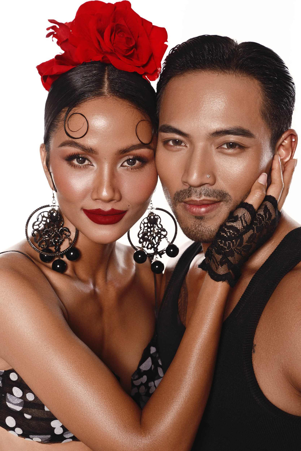 Giai đoạn thứ ba, tình yêu giúp cả hai cảm thấy cuộc sống ý nghĩa hơn và cô gái chấp nhận làm tất cả để bảo vệ tình yêu, cùng người đàn ông hướng đến ước mơ xây dựng ngôi nhà hạnh phúc. Đặc biệt, đây là lần hiếm hoi Hoa hậu H'Hen Niê chụp ảnh cùng người mẫu nam. Cô bật mí người mẫu nam đóng vai trò tương tác giúp bộ ảnh khắc họa rõ nét thông điệp hơn. (Ảnh: Vietnam+)