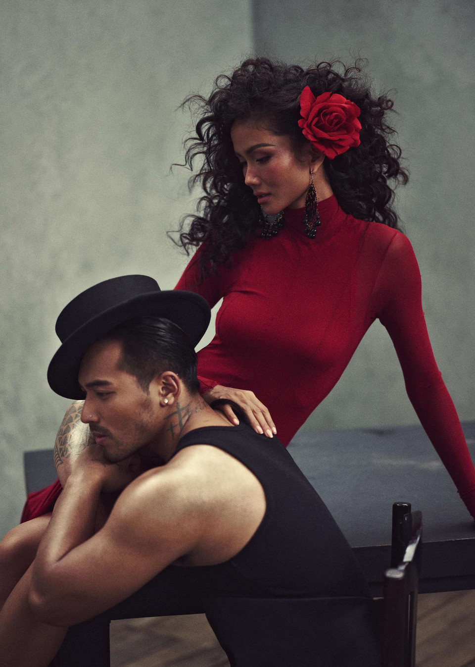 Giai đoạn thứ hai, tình yêu là sợi dây kết nối người phụ nữ và chàng trai với những rung cảm chuyển hóa thành sự thôi thúc muốn gắn bó. Cô gái và người yêu còn nhiều bỡ ngỡ, ngại ngùng, cả hai học cách quan tâm đối phương và trân trọng cuộc sống của nhau. (Ảnh: Vietnam+)