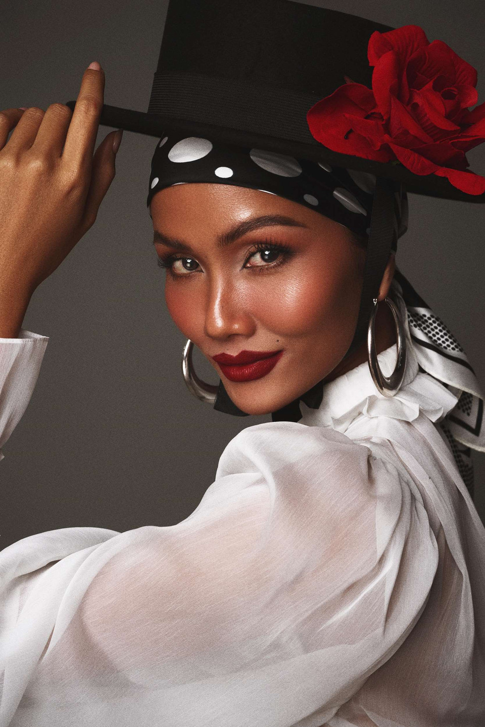 Hoa hậu H'Hen Niê chia sẻ bộ ảnh không phải là câu chuyện của cô, mà là câu chuyện chung của tất cả những người phụ nữ, sẽ bắt gặp hình ảnh của bản thân trong đó dù ít hay nhiều. (Ảnh: Vietnam+)