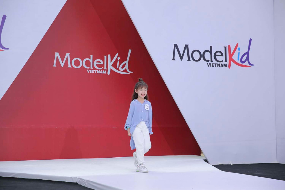 Nhiều thí sinh đã gây ấn tượng mạnh đối với dàn huấn luyện viên bởi vẻ đẹp trong sáng, sự chuyên nghiệp và thể hiện được niềm đam mê của mình với lĩnh vực người mẫu, nên không quá khó khăn để các bé nhận được cả 5 “mặt cười” từ các huấn luyện viên và người dẫn dắt của chương trình. (Ảnh: BTC)